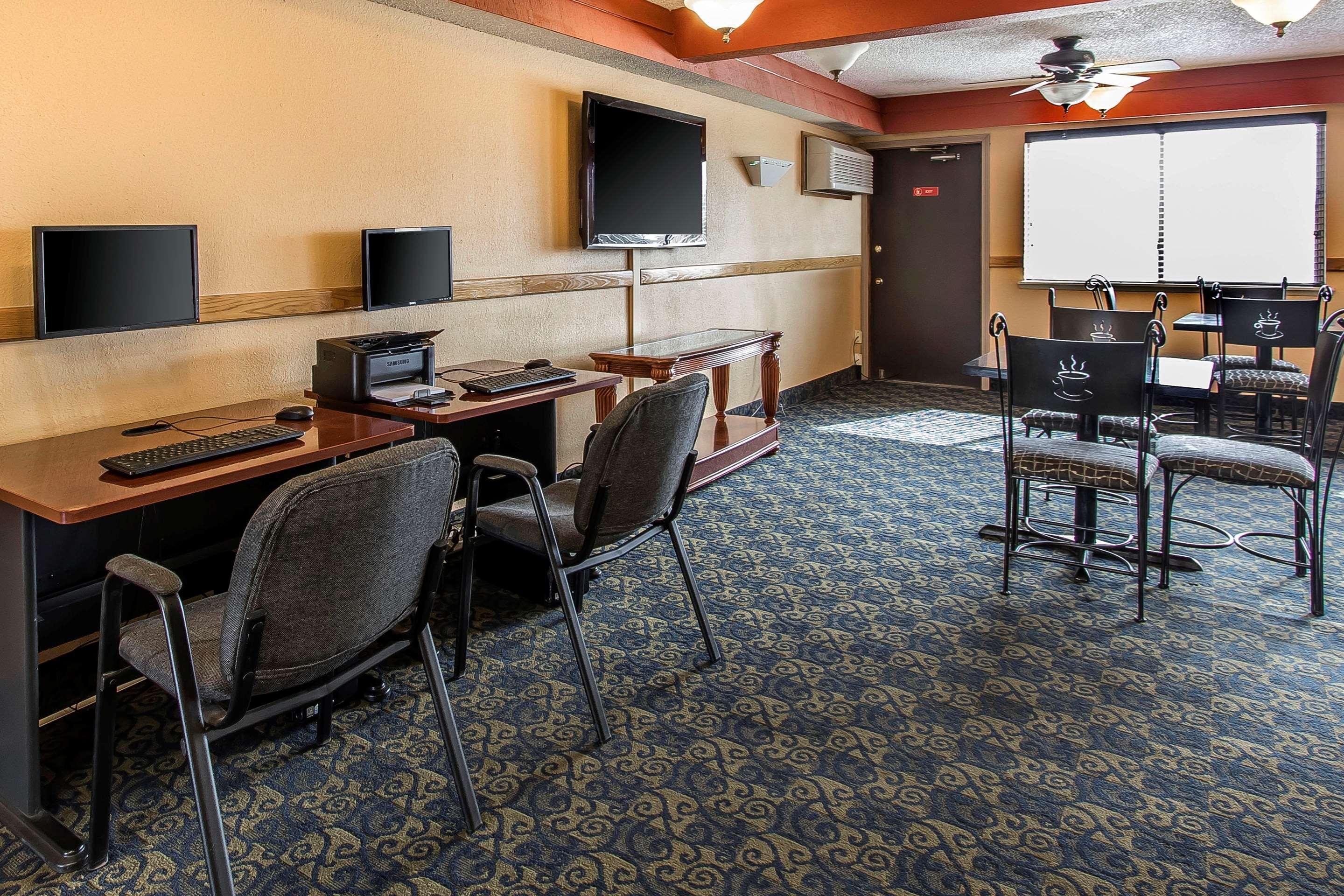Brentwood Inn Клинтон Экстерьер фото