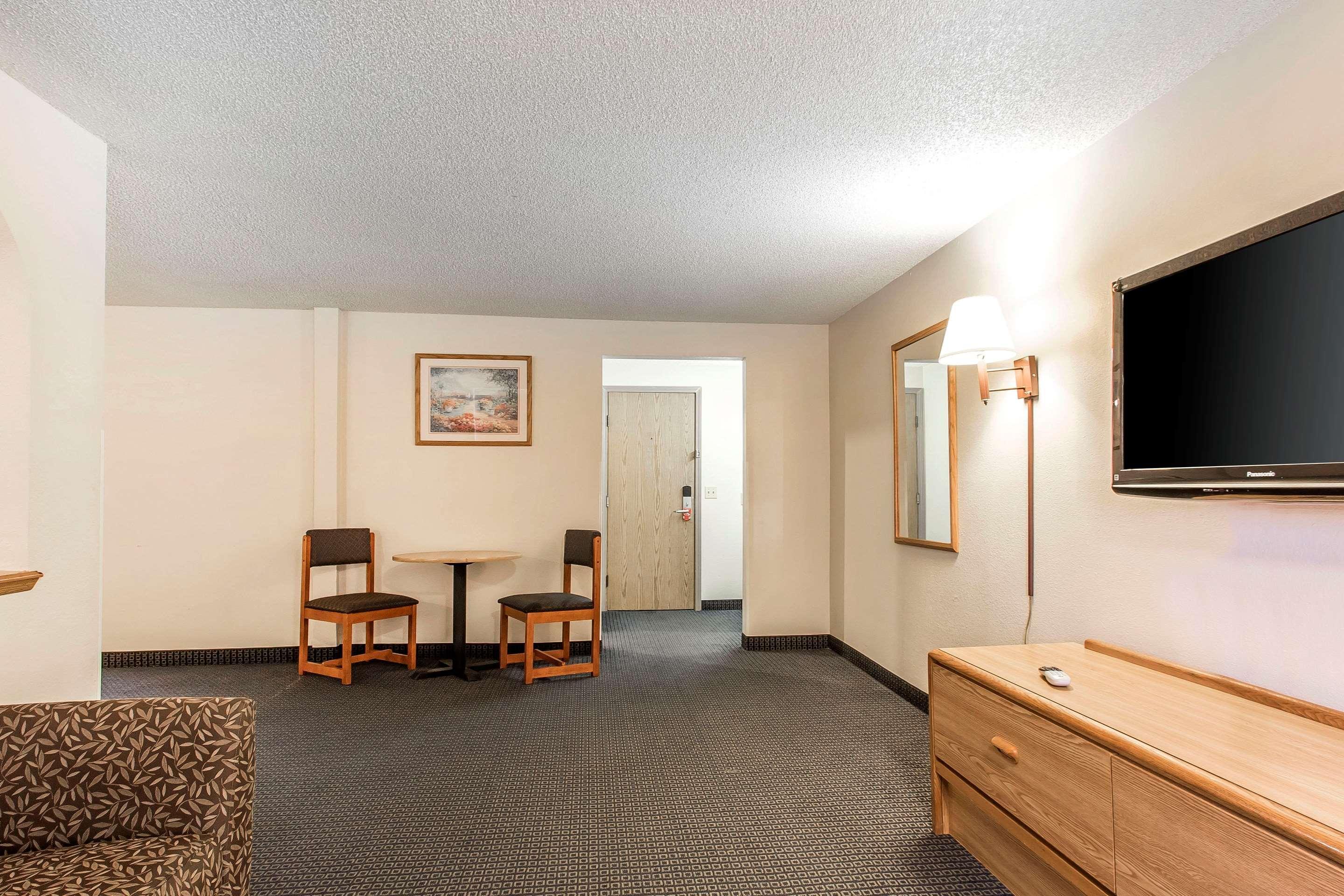 Brentwood Inn Клинтон Экстерьер фото